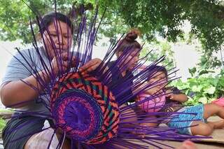 Fam&iacute;lia faz do canteiro da Afonso Pena um ateli&ecirc; de arte ancestral