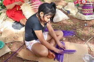 Fam&iacute;lia faz do canteiro da Afonso Pena um ateli&ecirc; de arte ancestral