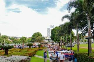 Sem 13&ordm;, funcion&aacute;rios da Santa Casa entram em greve e saem em protesto