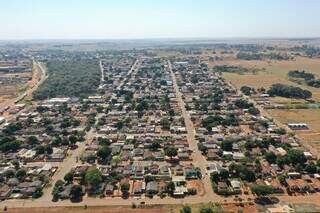 Homem &eacute; executado a tiros dentro de carro por dupla em motocicleta