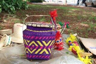 Fam&iacute;lia faz do canteiro da Afonso Pena um ateli&ecirc; de arte ancestral