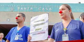 Sem 13&ordm;, funcion&aacute;rios da Santa Casa entram em greve e saem em protesto