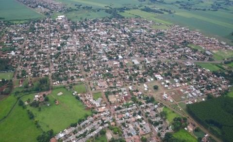 Passageiro morre ap&oacute;s carro sair da pista e bater em &aacute;rvore