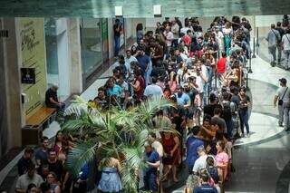 Pai que j&aacute; se vestiu de Axl Rose para filha madruga para garantir ingresso