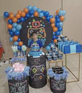 Homem invade sal&atilde;o, leva presentes e at&eacute; comida de anivers&aacute;rio de crian&ccedil;a