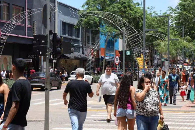 Natal altera hor&aacute;rios na Capital; confira o que abre e o que fecha