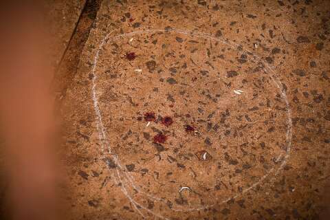 Homem tem casa invadida enquanto dormia e &eacute; baleado no peito