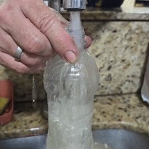 &Aacute;gua &ldquo;barrenta&rdquo; obriga moradores a comprar gal&otilde;es no Taveir&oacute;polis