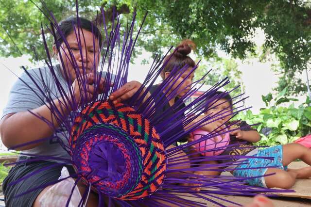 Fam&iacute;lia faz do canteiro da Afonso Pena um ateli&ecirc; de arte ancestral