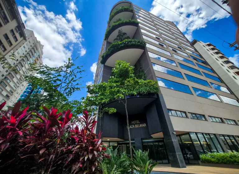 Após 11 anos, prédio sai do papel inspirado em SP e floreiras gigantes 