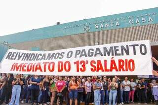 Sem 13&ordm;, funcion&aacute;rios da Santa Casa entram em greve e saem em protesto