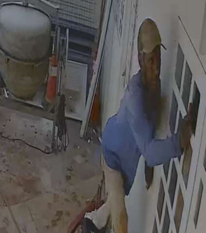 Ladr&atilde;o pula muro, arromba port&atilde;o e furta lanchonete em reforma