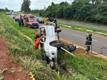 Idoso cochila ao volante e capota caminhonete em rodovia