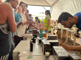 M&atilde;e e filha madrugam na fila para garantir lugar em bazar do hospital