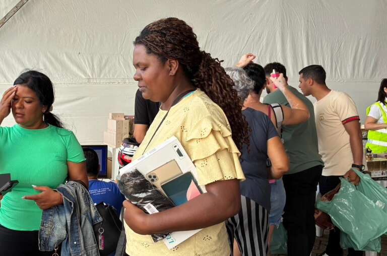 Mãe e filha madrugam na fila para garantir lugar em bazar do hospital