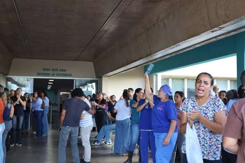 Trabalhadores aceitam pagamento do 13&ordm; e encerram greve na Santa Casa
