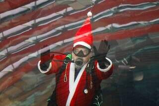 Papai Noel dentro de aqu&aacute;rio fez a alegria de visitantes do Bioparque