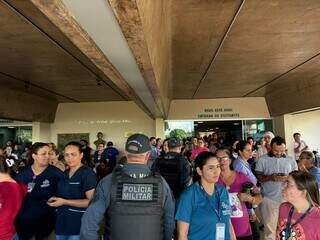 Trabalhadores voltam a protestar na Santa Casa e PM &eacute; chamada para conter &acirc;nimos
