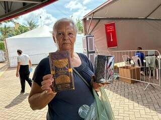 M&atilde;e e filha madrugam na fila para garantir lugar em bazar do hospital