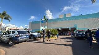 Trabalhadores voltam a protestar na Santa Casa e PM &eacute; chamada para conter &acirc;nimos