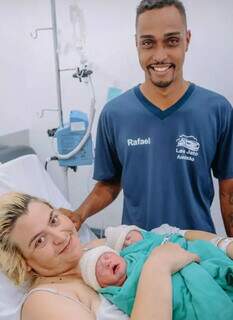 Tatiane n&atilde;o sabia que estava gr&aacute;vida e teve g&ecirc;meas no susto em escrit&oacute;rio