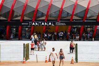 Papai Noel dentro de aqu&aacute;rio fez a alegria de visitantes do Bioparque