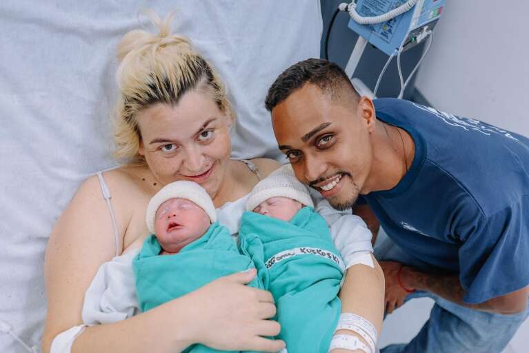 Tatiane não sabia que estava grávida e teve gêmeas no susto em escritório