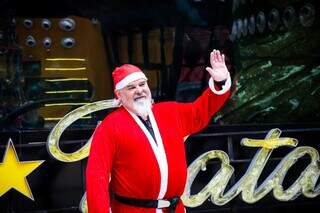 Papai Noel dentro de aqu&aacute;rio fez a alegria de visitantes do Bioparque