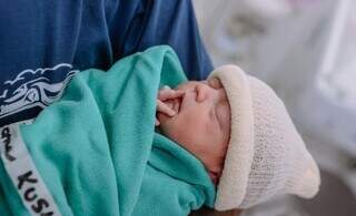 Tatiane n&atilde;o sabia que estava gr&aacute;vida e teve g&ecirc;meas no susto em escrit&oacute;rio