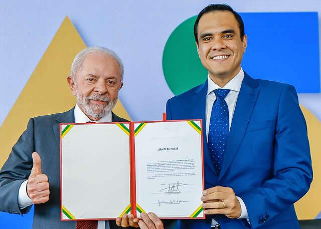 Lula assina termo de posse de Gustavo Feliciano como ministro do Turismo