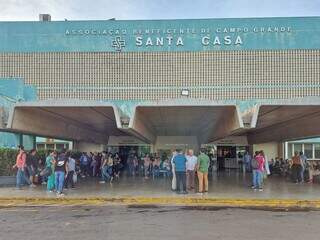 Funcion&aacute;rios da Santa Casa entram no 2&ordm; dia de protestos por 13&ordm; sal&aacute;rio