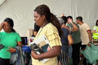 M&atilde;e e filha madrugam na fila para garantir lugar em bazar do hospital