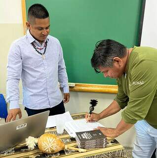 J&uacute;nior conclui Direito com TCC apresentado em l&iacute;ngua ind&iacute;gena