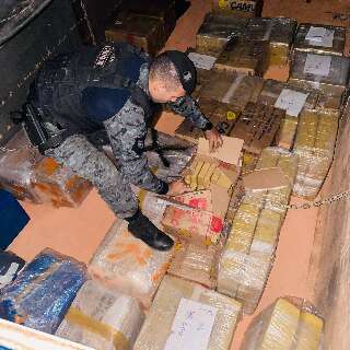 Homem &eacute; preso enquanto vigiava carga com mais de uma tonelada de maconha 