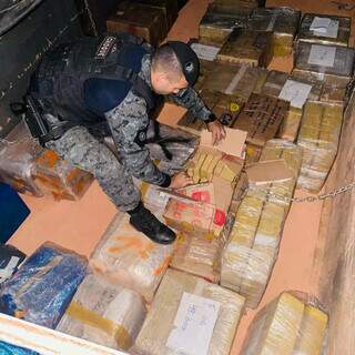 Homem &eacute; preso enquanto vigiava carga com mais de uma tonelada de maconha 