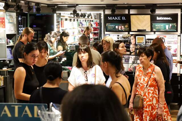 V&eacute;spera de Natal lota shoppings e confirma pico de compras de &uacute;ltima hora