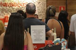 V&eacute;spera de Natal lota shoppings e confirma pico de compras de &uacute;ltima hora