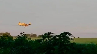 Avi&atilde;o agr&iacute;cola atinge rede el&eacute;trica e deixa fazendas sem energia