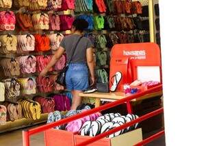 Conservadora nas urnas, Campo Grande ignora boicote e mant&eacute;m chinelo em alta