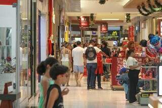 V&eacute;spera de Natal lota shoppings e confirma pico de compras de &uacute;ltima hora