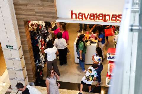 Apesar do boicote, lojas de Havaianas ficam lotadas na v&eacute;spera de Natal