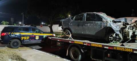 Motorista capota ao fugir da PRF, destr&oacute;i ve&iacute;culo roubado e sai ileso