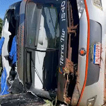 &Ocirc;nibus tomba, duas pessoas morrem e 38 passageiros ficam feridos
