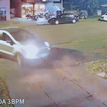 Pai pede ajuda em batalh&atilde;o e policial salva crian&ccedil;a engasgada