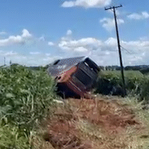Ap&oacute;s 7h, corpos de passageiros mortos s&atilde;o retirados de &ocirc;nibus tombado na BR-163