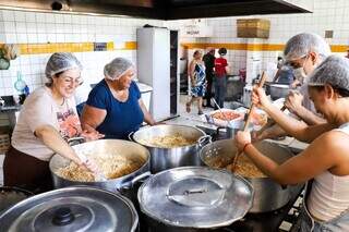 &ldquo;Coisas que alegram a gente&rdquo;: volunt&aacute;rios transformam Natal no antigo Cetremi