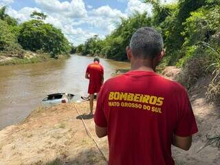 Comerciante morre afogado após carro cair no Rio Miranda Comerciante morre afogado após carro cair no Rio Miranda
