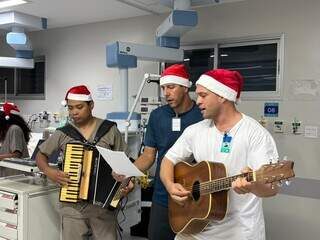 Com acordeon, funcion&aacute;rios fazem cantata de Natal em hospital novo em Dourados