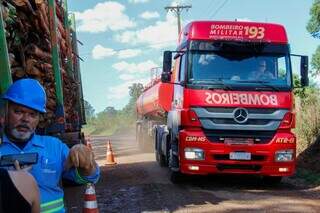 Caminh&atilde;o carregado com eucalipto pega fogo em estrada vicinal de Campo Grande