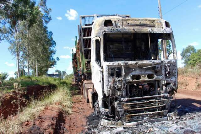 Caminh&atilde;o carregado com eucalipto pega fogo em estrada vicinal de Campo Grande